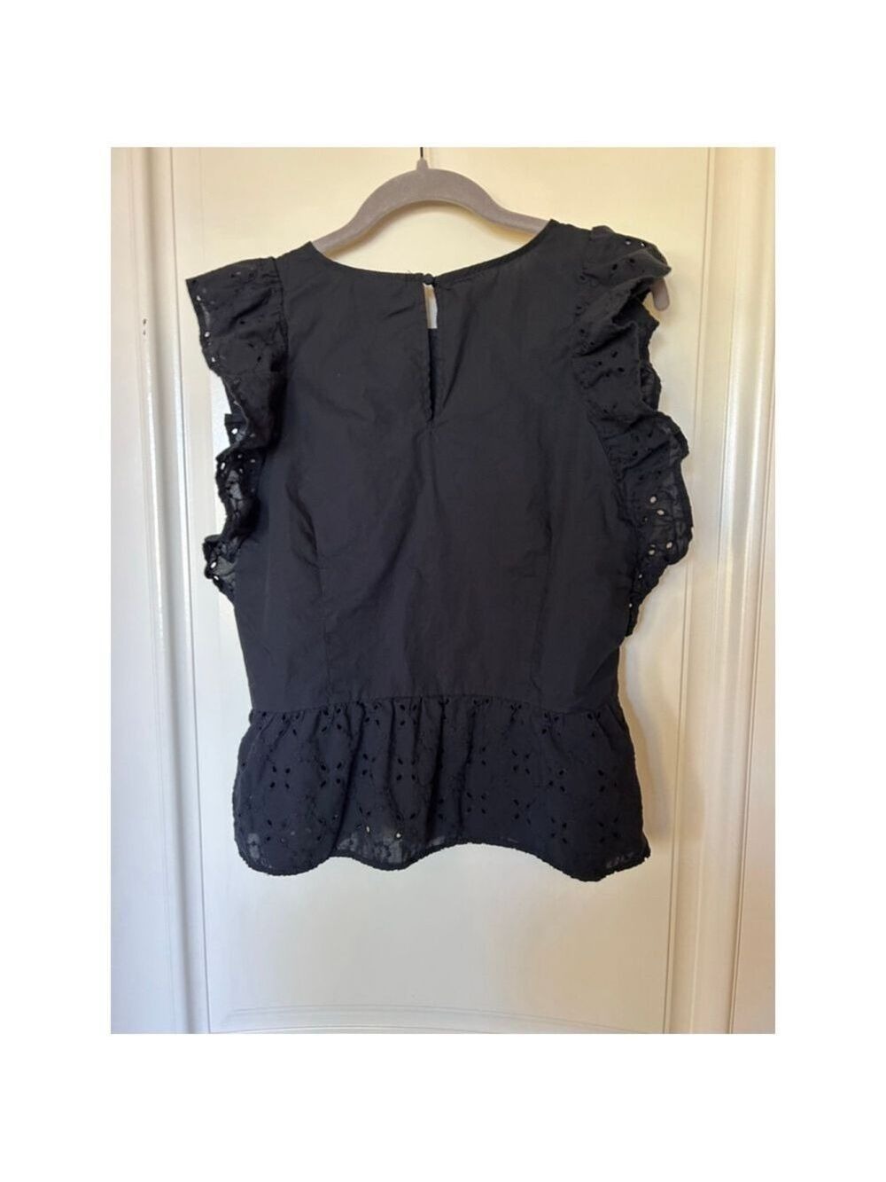 Women's WHO WHAT WEAR Black Eyelet Ruffle Blouse Size L - Picture 4 of 6